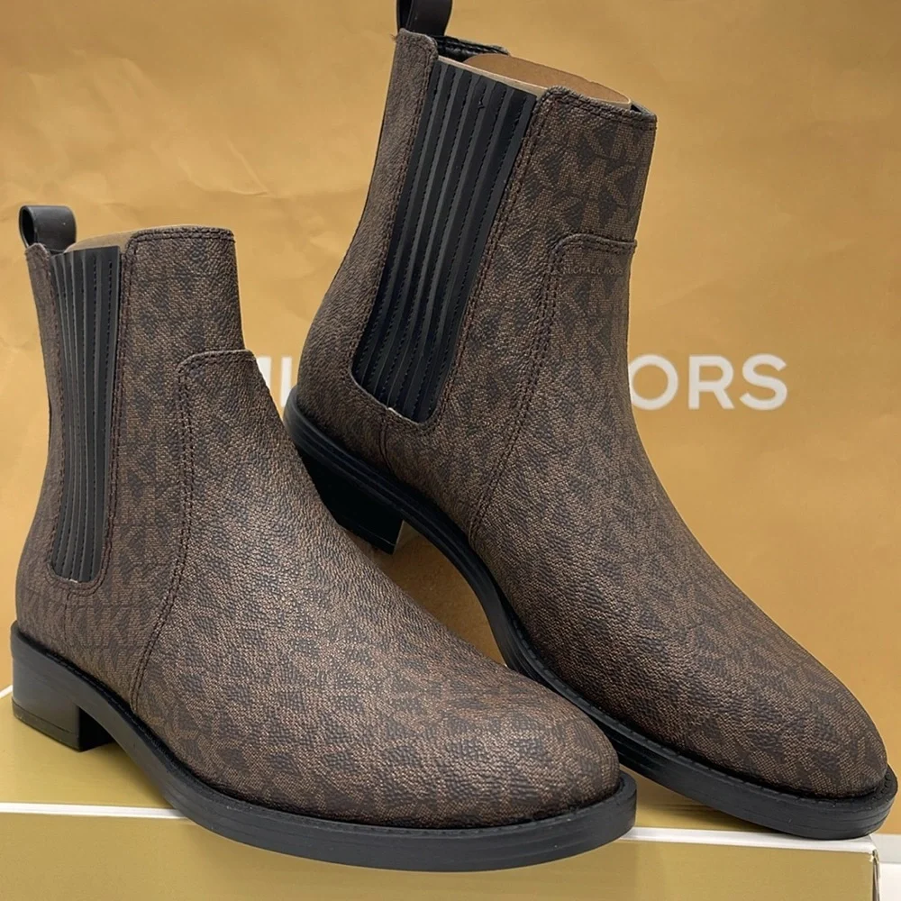 Michael Kors ELLA FLAT BOOTIE MK SIG SM
49F4ELFE5B
BROWN - Picture 4 of 16